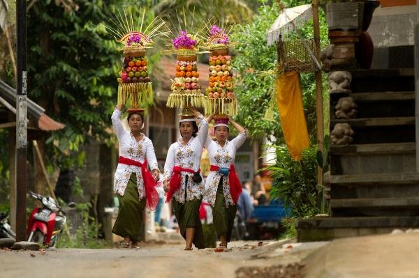 Balinese vrouwen met offers